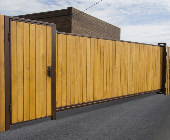 Деревянные ворота в Александровском